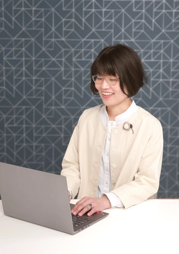 パソコンを操作するプロフィール写真